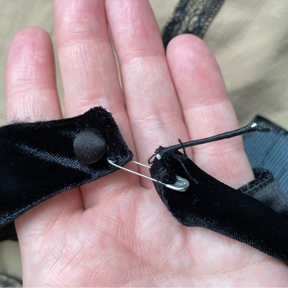 NWT Guess Claudia mini dress lace overlay velvet cap sleeves nude underlining - Picture 12 of 13